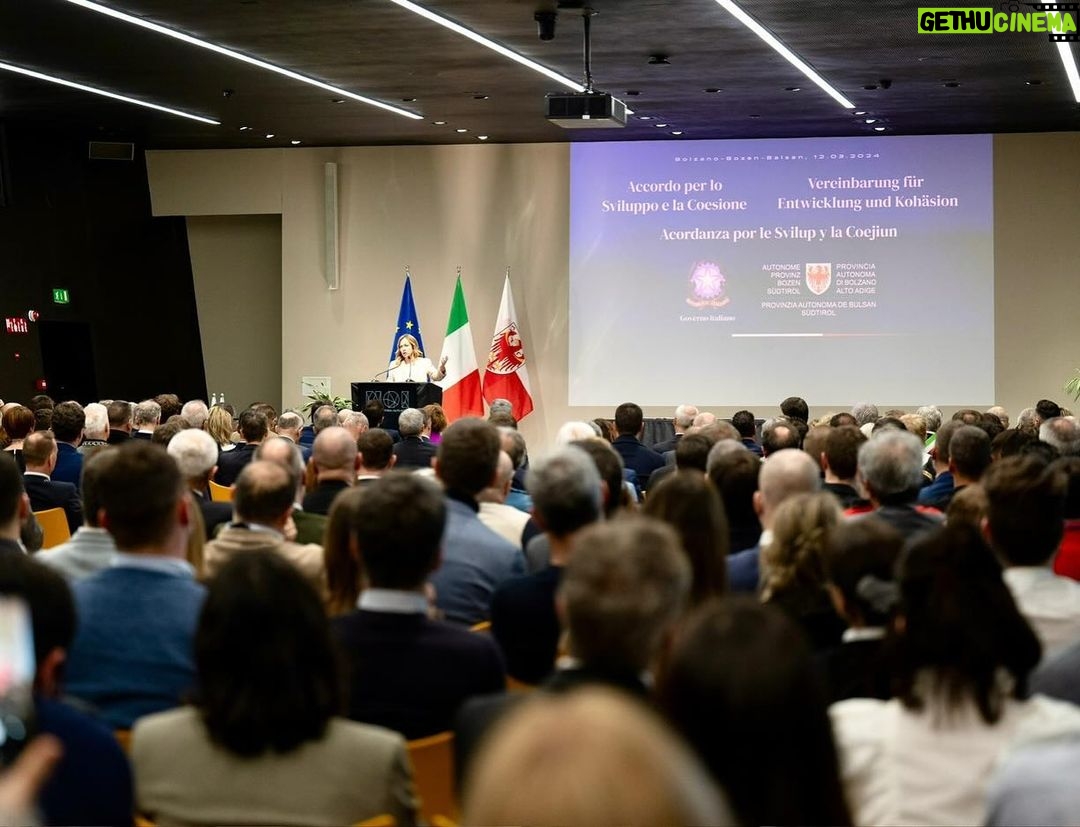 Giorgia Meloni Instagram - Cerimonia per la firma dell’Accordo per lo Sviluppo e la Coesione tra il Governo e la Provincia Autonoma di Bolzano.