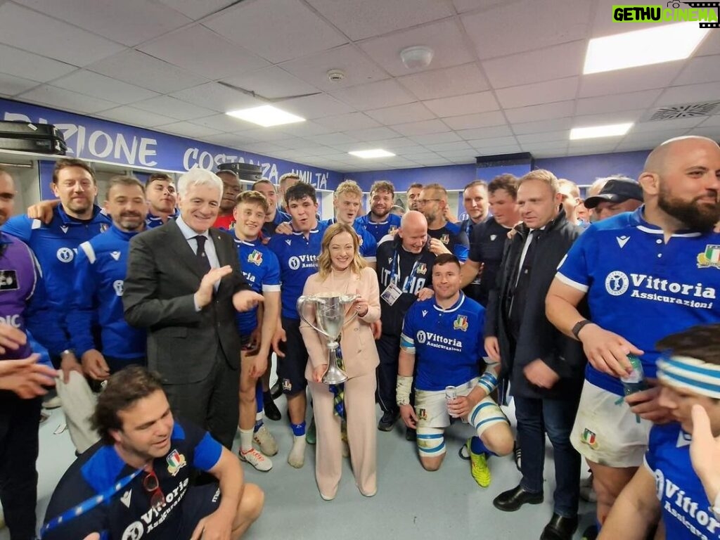 Giorgia Meloni Instagram - Una partita eccezionale giocata dai nostri Azzurri. Complimenti alla nostra Nazionale di Rugby che dopo un’epica rimonta riporta l’Italia a vincere contro la Scozia. È stato un onore poter assistere alla vostra impresa 🇮🇹