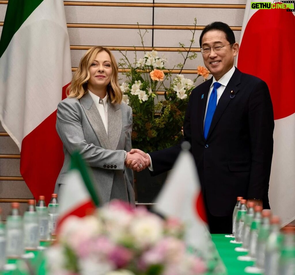 Giorgia Meloni Instagram - Ringrazio il Primo Ministro Fumio Kishida per la calorosa accoglienza. Il Giappone è una nazione amica con cui l’Italia sta cooperando con grandissima sintonia in molti settori strategici. Insieme abbiamo lavorato per assicurare un efficace passaggio di consegne tra le nostre rispettive Presidenze del G7 e ribadisco il mio profondo apprezzamento per l’immenso lavoro che la Presidenza giapponese ha svolto lo scorso anno in un momento estremamente complesso, consentendo di mantenere viva l’attenzione sulle grandi sfide di oggi e per le quali daremo continuità con la Presidenza italiana.