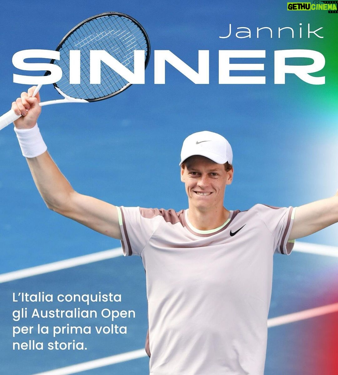 Giorgia Meloni Instagram - Jannik Sinner scrive oggi una nuova pagina di storia che ci rende orgogliosi. Per la prima volta, l’Italia conquista lo slam australiano. Un’impresa memorabile degna di un vero campione 🇮🇹🥇