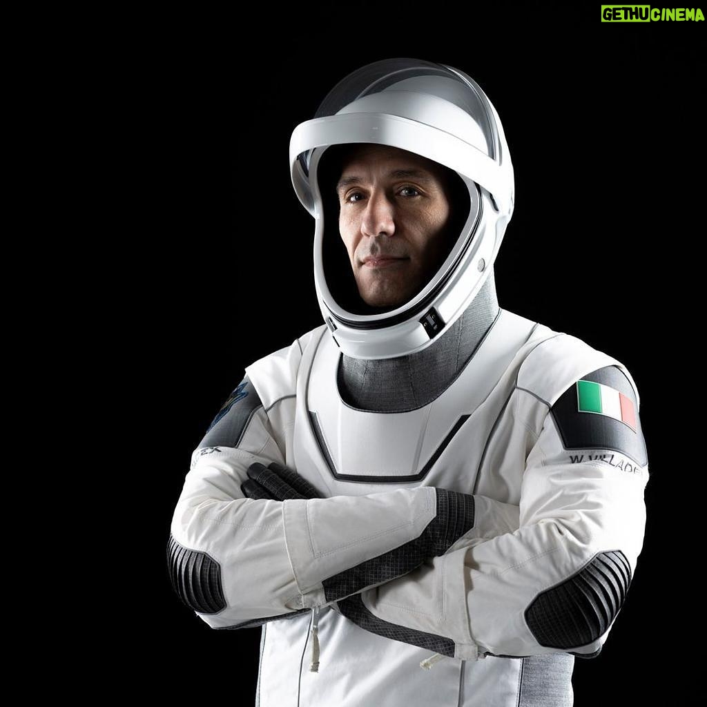 Giorgia Meloni Instagram - Buon lavoro al Colonnello dell’Aeronautica Militare Walter Villadei e a tutto l’equipaggio della missione spaziale Ax-3 Voluntas. L’Italia apre un nuovo capitolo delle esplorazioni spaziali ricoprendo un ruolo fondamentale nel coordinamento e nello svolgimento di importanti esperimenti scientifici e tecnologici. Un grande orgoglio per la nostra Nazione 🇮🇹