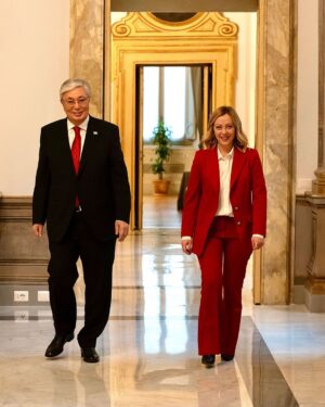 Giorgia Meloni Instagram - Sono lieta di aver accolto oggi a Palazzo Chigi il Presidente della Repubblica del Kazakistan @tokayev_online. La sua visita conferma il valore strategico del nostro partenariato e l’eccellente livello delle relazioni tra le nostre Nazioni. Lo scambio di importanti protocolli d’intesa che riguardano numerosi settori strategici di mutuo interesse e l’adozione di una dichiarazione congiunta testimoniano la volontà di rafforzare il partenariato e di accrescere la collaborazione con il Kazakistan e con l’Asia centrale.