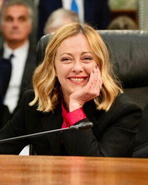 Giorgia Meloni Instagram - Oggi, a Palazzo Chigi, la prima cabina di regia sul PNRR del 2024. Un’occasione per fare il punto sugli importanti obiettivi raggiunti finora e su quelli futuri. 

Il lavoro di squadra che siamo riusciti a costruire in questi mesi, ci ha consentito di chiudere il 2023 con un bilancio estremamente positivo. 

Nel corso dell’ultimo anno abbiamo ottenuto quattro grandi risultati. Primo: il completamento e la verifica degli obiettivi per il pagamento della terza rata. 

Secondo: la verifica e la rendicontazione degli obiettivi per chiedere la quarta rata, versata dalla Commissione europea. 

Terzo: il completamento della revisione del PNRR con l’implementazione del Capitolo REPowerEU e l’approvazione del nuovo Piano da parte del Consiglio UE. 

Quarto: il raggiungimento degli obiettivi per la quinta rata e la presentazione della nuova richiesta di pagamento. 

Abbiamo toccato così un doppio primato: essere la prima Nazione in Europa non solo a presentare la richiesta e a ricevere dalla Commissione europea la quarta rata, ma anche a presentare entro il 2023 la richiesta per la quinta rata. 

Dobbiamo essere molto orgogliosi di questo traguardo, che non era affatto scontato. È un obiettivo che ha richiesto tanto impegno, ma il risultato finale è molto gratificante e ringrazio tutti, ad ogni livello, per il contributo che hanno dato.

Il 2024 è un anno decisivo ed è necessario assicurare il massimo presidio dell’attuazione di tutte le misure concordate per il raggiungimento degli obiettivi previsti, anche in vista della presentazione della sesta e della settima richiesta di pagamento.

Avanti così.