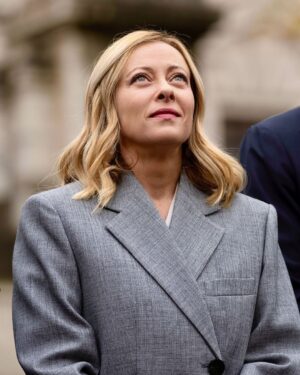 Giorgia Meloni Instagram - Agli attacchi gratuiti e alle polemiche strumentali degli ultimi giorni da parte di certa opposizione, questo governo continua a rispondere con fatti e risultati. 

Soddisfatta in particolar modo delle ultime rilevazioni Istat che certificano i segnali positivi in tema di lavoro, con la disoccupazione che scende e l’occupazione che in un anno è aumentata di oltre 500mila unità. 

Dati incoraggianti che ci spingono a fare sempre meglio, con politiche concrete per tagliare le tasse ai lavoratori, aiutare chi produce ricchezza e chi crea occupazione. Per un’Italia che riparte dal merito e dalla crescita.