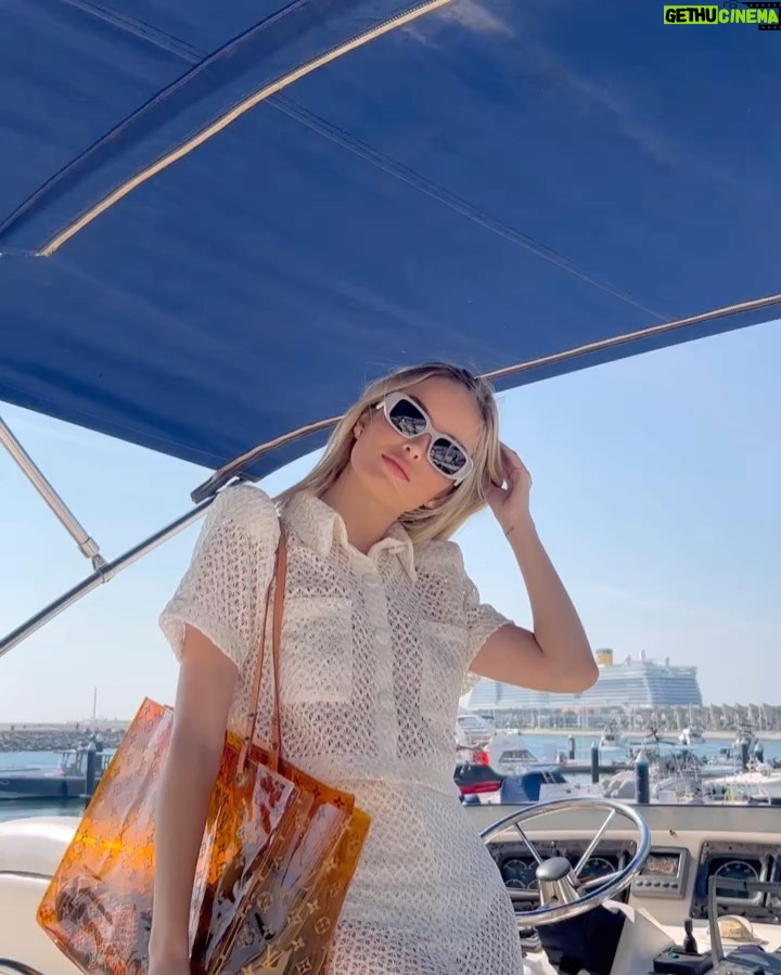 Giovanna Chaves Instagram - bday Fabio 💛🥂☀️ Yacht @ Dubai Marina Yacht Club