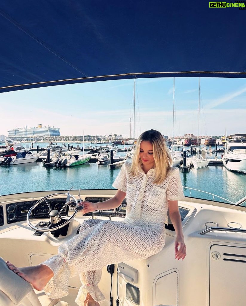 Giovanna Chaves Instagram - bday Fabio 💛🥂☀️ Yacht @ Dubai Marina Yacht Club