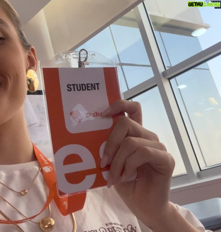 Giovanna Chaves Instagram - um pouco do meu primeiro dia aqui na @es_dubai 🤍 Hoje conhecemos a escola, vimos o horário das aulas, conversamos sobre a experiência do intercâmbio, conheci brasileiros que também vieram para Dubai estudar inglês. Foi super legal, para quem me perguntou, vou passar 2 meses aqui, e estou mostrando meu dia a dia nos stories. Acompanhem 💗 e sigam @es_dubai @nci.intercambio #intercambio #fy #dubai Dubai City