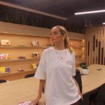 Giovanna Chaves Instagram - um pouco do meu primeiro dia aqui na @es_dubai 🤍 Hoje conhecemos a escola, vimos o horário das aulas, conversamos sobre a experiência do intercâmbio, conheci brasileiros que também vieram para Dubai estudar inglês. Foi super legal, para quem me perguntou, vou passar 2 meses aqui, e estou mostrando meu dia a dia nos stories. Acompanhem 💗 e sigam @es_dubai @nci.intercambio #intercambio #fy #dubai Dubai City