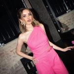 Giovanna Chaves Instagram – Me sentindo a própria Barbie 💅🏻
esse look que tô usando é da coleção verão 24, da @carlotacostaoficial e eu simplesmente amei, lindo, chic e mega fresquinho para os dias de calor 💗 gostam?