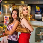 Giovanna Chaves Instagram - fazendo meu filme na @primevideobr 🤍 Quem já assistiu? Ps: passa para o lado para ver a melhor sequência de fotos de #fazendomeufilme 😂 Na Terra da Rainha