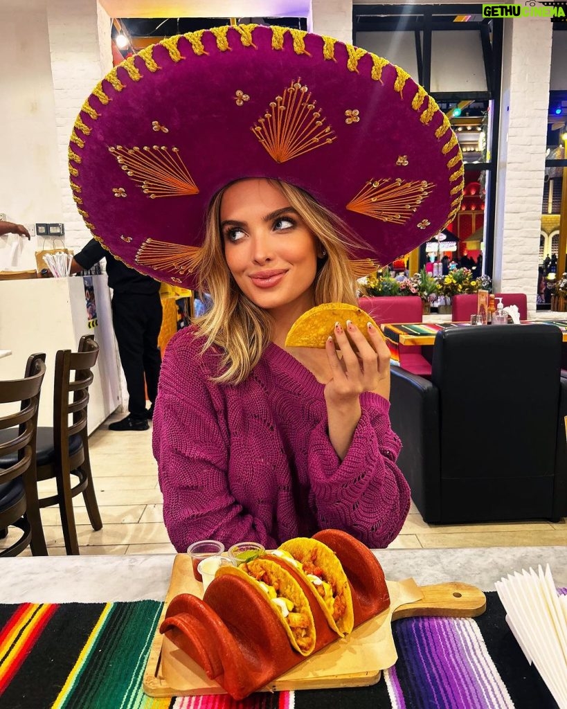 Giovanna Chaves Instagram - dump desse dia perfeito, mostrei tudo nos meus stories hihi hoje fui no “Global Village” um complexo de restaurantes, lojas, parque de diversão, tudo um pouco, com um pedacinho de todos os países! Eu fiz uma pausa no México e comi o melhor Taco 🌮 da minha vida 🤣 obrigada @nci.intercambio @es_dubai e @es_explorer :) amo vcs! #mexico🇲🇽 #intercambio #fy Mexico City, Mexico