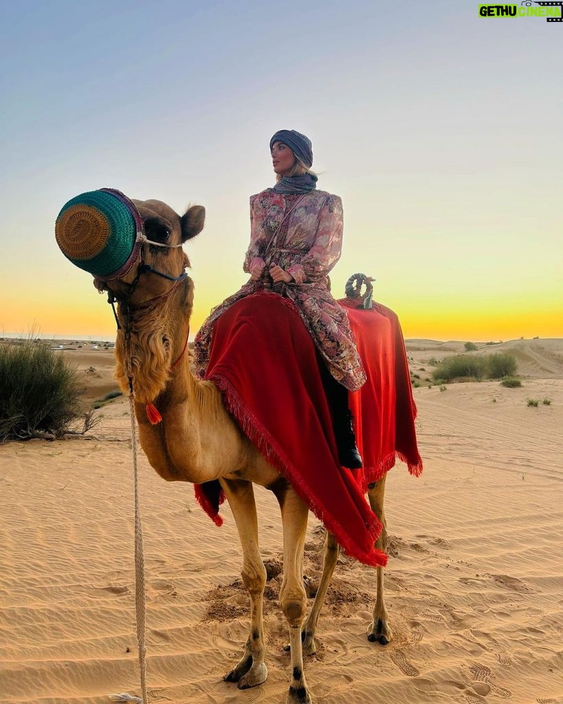Giovanna Chaves Instagram - 🐫 dia de conhecer o deserto! obrigada @es_dubai @es_explorer e @nci.intercambio pela experiência. Estou encantada e postando cada momento nos stories. Dubai Desert Safaris