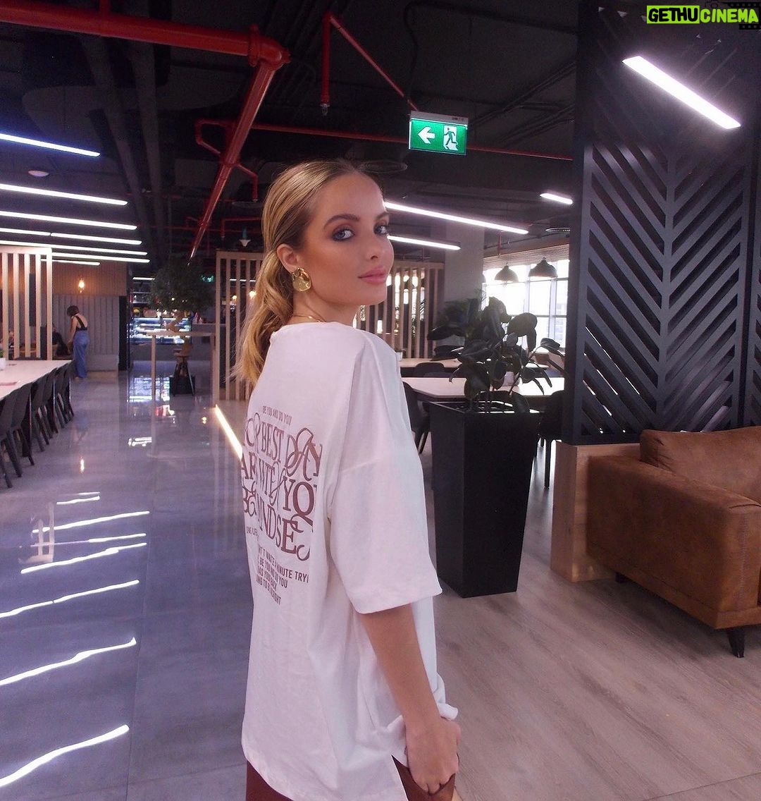 Giovanna Chaves Instagram - um pouco do meu primeiro dia aqui na @es_dubai 🤍 Hoje conhecemos a escola, vimos o horário das aulas, conversamos sobre a experiência do intercâmbio, conheci brasileiros que também vieram para Dubai estudar inglês. Foi super legal, para quem me perguntou, vou passar 2 meses aqui, e estou mostrando meu dia a dia nos stories. Acompanhem 💗 e sigam @es_dubai @nci.intercambio #intercambio #fy #dubai Dubai City