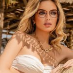 Giovanna Chaves Instagram – Amo fazer parte do time @robsol_ em collab com @carladiaz ❤️‍🔥 
@carmenvitti.eyewear traz delicadeza e sensualidade! 
Exala poder ✨ mostrei um pouco da coleção nos meus stories! 
Corre para ver. 
#carmenvittibycarladiaz #carladíaz #robsol Desert Safari Dubai