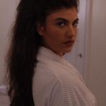 Giovanna Grigio Instagram - when i was turning into Chewie 🤎✨ Foram 3kg de cabelo humano, muita criatividade e algumas horinhas de costura no meu próprio corpo. Eu não poderia estar mais feliz. @carlosesser e @ronymatosperucas foram os responsáveis pela idealização e confecção desse look feito totalmente de cabelos. Um detalhe pessoal que ficou nos bastidores, foi a minha relação familiar com perucas! É o negócio da família, minha bisa fabricava perucas, minha Nonna também, e minha mãe por muitos anos seguiu o legado da família, até ter que deixar tudo de lado pra me acompanhar na minha carreira. Na noite de ontem juntamos cinema, moda, e muito sentimento. Estar no meu primeiro baile da Vogue vestida (ou penteada) da cabeça aos pés com basicamente perucas me fez lembrar de quem eu sou, e de como as mulheres da minha família se tornaram quem elas são hoje. Espero que elas estejam orgulhosas de mim :) @voguebrasil #BaileDaVogue #StarWarsNoBaile Copacabana Palace