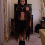 Giovanna Grigio Instagram - when i was turning into Chewie 🤎✨ Foram 3kg de cabelo humano, muita criatividade e algumas horinhas de costura no meu próprio corpo. Eu não poderia estar mais feliz. @carlosesser e @ronymatosperucas foram os responsáveis pela idealização e confecção desse look feito totalmente de cabelos. Um detalhe pessoal que ficou nos bastidores, foi a minha relação familiar com perucas! É o negócio da família, minha bisa fabricava perucas, minha Nonna também, e minha mãe por muitos anos seguiu o legado da família, até ter que deixar tudo de lado pra me acompanhar na minha carreira. Na noite de ontem juntamos cinema, moda, e muito sentimento. Estar no meu primeiro baile da Vogue vestida (ou penteada) da cabeça aos pés com basicamente perucas me fez lembrar de quem eu sou, e de como as mulheres da minha família se tornaram quem elas são hoje. Espero que elas estejam orgulhosas de mim :) @voguebrasil #BaileDaVogue #StarWarsNoBaile Copacabana Palace