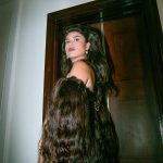 Giovanna Grigio Instagram - Chewie came last night 🤎 #StarWarsnoBaile #StarWarsbr @starwarsbr styling: @carlosesser assistência: @miriccardi @maiconvechii look and hair: @ronymatosperucas beauty: @angel__moraes foto: @eropds joias: @andreacontioficial sapato: @aubottier ilustrações: Ana Paula Miranda camareira: Daniela Santos @danytavarescomunicacao @actorsearts