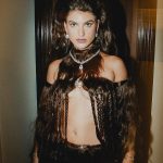 Giovanna Grigio Instagram - Chewie came last night 🤎 #StarWarsnoBaile #StarWarsbr @starwarsbr styling: @carlosesser assistência: @miriccardi @maiconvechii look and hair: @ronymatosperucas beauty: @angel__moraes foto: @eropds joias: @andreacontioficial sapato: @aubottier ilustrações: Ana Paula Miranda camareira: Daniela Santos @danytavarescomunicacao @actorsearts