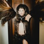 Giovanna Grigio Instagram - Chewie came last night 🤎 #StarWarsnoBaile #StarWarsbr @starwarsbr styling: @carlosesser assistência: @miriccardi @maiconvechii look and hair: @ronymatosperucas beauty: @angel__moraes foto: @eropds joias: @andreacontioficial sapato: @aubottier ilustrações: Ana Paula Miranda camareira: Daniela Santos @danytavarescomunicacao @actorsearts