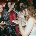 Giovanna Grigio Instagram - acho que sou atriz desde que nasci. desde as performances e piadas que eu contava pra todo e qualquer adulto que passava pela minha frente. desde as apresentações que eu fazia para minhas bonecas. desde os teatrinhos que eu obrigava todo mundo a participar em meus aniversários. desde os testes demorados, que duravam horas… minha mãe queria ir embora, mas eu queria ficar. desde que eu entendi que o palco era meu lugar favorito do mundo, e não era só brincadeira. desde que depois de crescer eu entendi que é, essencialmente, brincadeira. sou grata porque meu ofício é bonito, porque amo o que eu faço, porque sei da potência de transformação da arte, e porque agora que sou adulta, posso brincar pra sempre! e como é gostoso ser reconhecida pelo meu trabalho! mãe! pai! eu tô na @forbesbr 🤍 foto: @mateusaguiar @danytavarescomunicacao @actorsearts