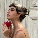 Giovanna Grigio Instagram - Com um aroma floral frutado e amadeirado (refrescado com as notas picantes de limão italiano reciclado), Nina Le Parfum é a mais ousada adição à linha Nina by Nina Ricci. O fato de que 90% dos ingredientes na composição do perfume serem de origem natural, limpa e vegana, só acrescenta na experiência. Chique e consciente, como os dias de hoje pedem. Eu tô apaixonada, e muito feliz de poder compartilhar a novidade, e um dos meus segredinhos, com vocês! #ninaricci #NinaLeParfum @ninaricci