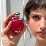 Giovanna Grigio Instagram - Com um aroma floral frutado e amadeirado (refrescado com as notas picantes de limão italiano reciclado), Nina Le Parfum é a mais ousada adição à linha Nina by Nina Ricci. O fato de que 90% dos ingredientes na composição do perfume serem de origem natural, limpa e vegana, só acrescenta na experiência. Chique e consciente, como os dias de hoje pedem. Eu tô apaixonada, e muito feliz de poder compartilhar a novidade, e um dos meus segredinhos, com vocês! #ninaricci #NinaLeParfum @ninaricci