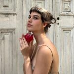 Giovanna Grigio Instagram - Com um aroma floral frutado e amadeirado (refrescado com as notas picantes de limão italiano reciclado), Nina Le Parfum é a mais ousada adição à linha Nina by Nina Ricci. O fato de que 90% dos ingredientes na composição do perfume serem de origem natural, limpa e vegana, só acrescenta na experiência. Chique e consciente, como os dias de hoje pedem. Eu tô apaixonada, e muito feliz de poder compartilhar a novidade, e um dos meus segredinhos, com vocês! #ninaricci #NinaLeParfum @ninaricci