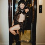 Giovanna Grigio Instagram - Chewie came last night 🤎 #StarWarsnoBaile #StarWarsbr @starwarsbr styling: @carlosesser assistência: @miriccardi @maiconvechii look and hair: @ronymatosperucas beauty: @angel__moraes foto: @eropds joias: @andreacontioficial sapato: @aubottier ilustrações: Ana Paula Miranda camareira: Daniela Santos @danytavarescomunicacao @actorsearts