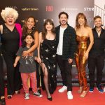 Giovanna Grigio Instagram - Hoje estreia “Vai Ter Troco”, um filme que gravamos em 2018 (sim, já faz cinco anos hahahah) imersos em amor e que finalmente chega ao público NOS CINEMAS! Essa foi a primeira vez que tive contato com a comédia, aprendi muito, e trouxe pra vida pessoas incríveis! Fica aqui o convite pra vocês! 🤍 Essas são as fotos da nossa pré, o reencontro familiar, tão cheio de amor! #VaiTerTroco
