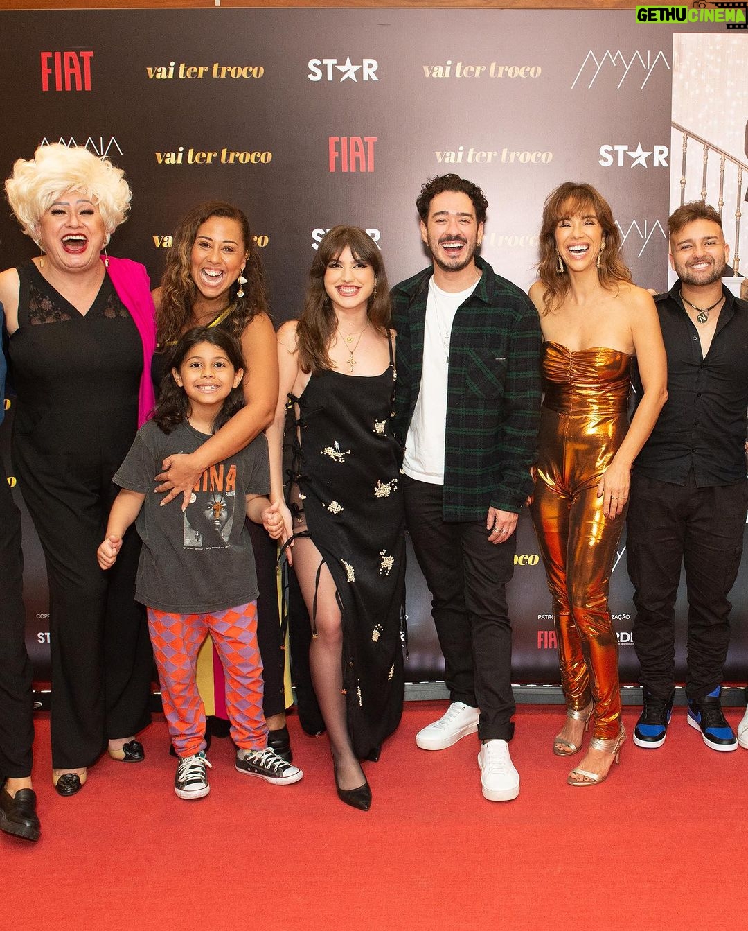 Giovanna Grigio Instagram - Hoje estreia “Vai Ter Troco”, um filme que gravamos em 2018 (sim, já faz cinco anos hahahah) imersos em amor e que finalmente chega ao público NOS CINEMAS! Essa foi a primeira vez que tive contato com a comédia, aprendi muito, e trouxe pra vida pessoas incríveis! Fica aqui o convite pra vocês! 🤍 Essas são as fotos da nossa pré, o reencontro familiar, tão cheio de amor! #VaiTerTroco