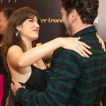 Giovanna Grigio Instagram - Hoje estreia “Vai Ter Troco”, um filme que gravamos em 2018 (sim, já faz cinco anos hahahah) imersos em amor e que finalmente chega ao público NOS CINEMAS! Essa foi a primeira vez que tive contato com a comédia, aprendi muito, e trouxe pra vida pessoas incríveis! Fica aqui o convite pra vocês! 🤍 Essas são as fotos da nossa pré, o reencontro familiar, tão cheio de amor! #VaiTerTroco