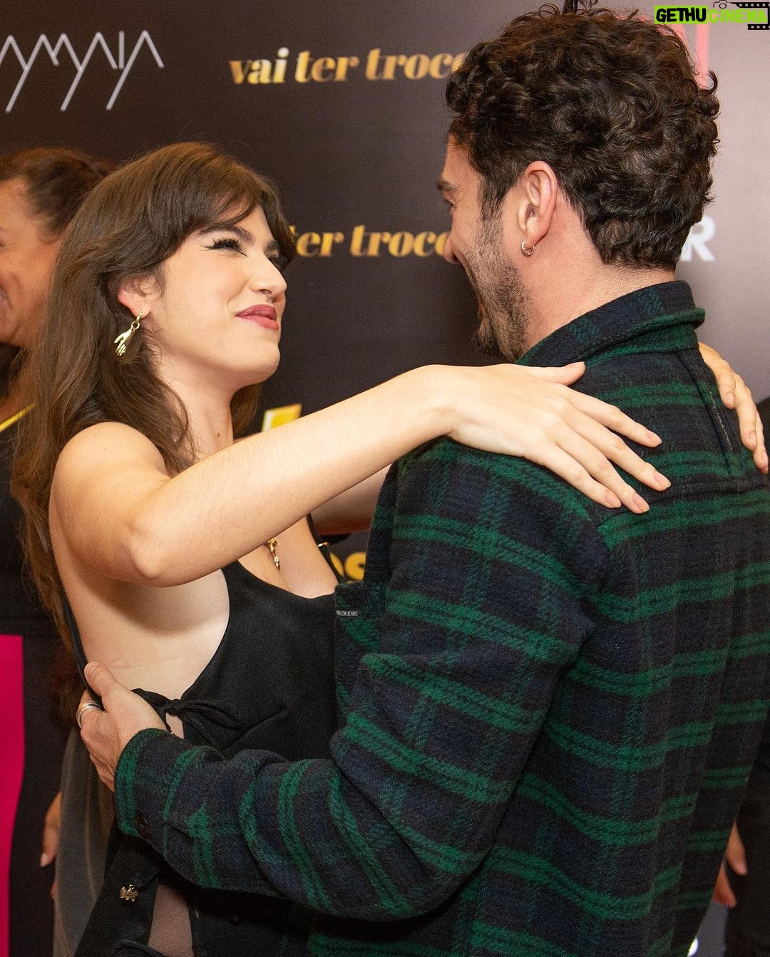 Giovanna Grigio Instagram - Hoje estreia “Vai Ter Troco”, um filme que gravamos em 2018 (sim, já faz cinco anos hahahah) imersos em amor e que finalmente chega ao público NOS CINEMAS! Essa foi a primeira vez que tive contato com a comédia, aprendi muito, e trouxe pra vida pessoas incríveis! Fica aqui o convite pra vocês! 🤍 Essas são as fotos da nossa pré, o reencontro familiar, tão cheio de amor! #VaiTerTroco