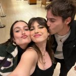Giovanna Grigio Instagram - Hoje estreia “Vai Ter Troco”, um filme que gravamos em 2018 (sim, já faz cinco anos hahahah) imersos em amor e que finalmente chega ao público NOS CINEMAS! Essa foi a primeira vez que tive contato com a comédia, aprendi muito, e trouxe pra vida pessoas incríveis! Fica aqui o convite pra vocês! 🤍 Essas são as fotos da nossa pré, o reencontro familiar, tão cheio de amor! #VaiTerTroco