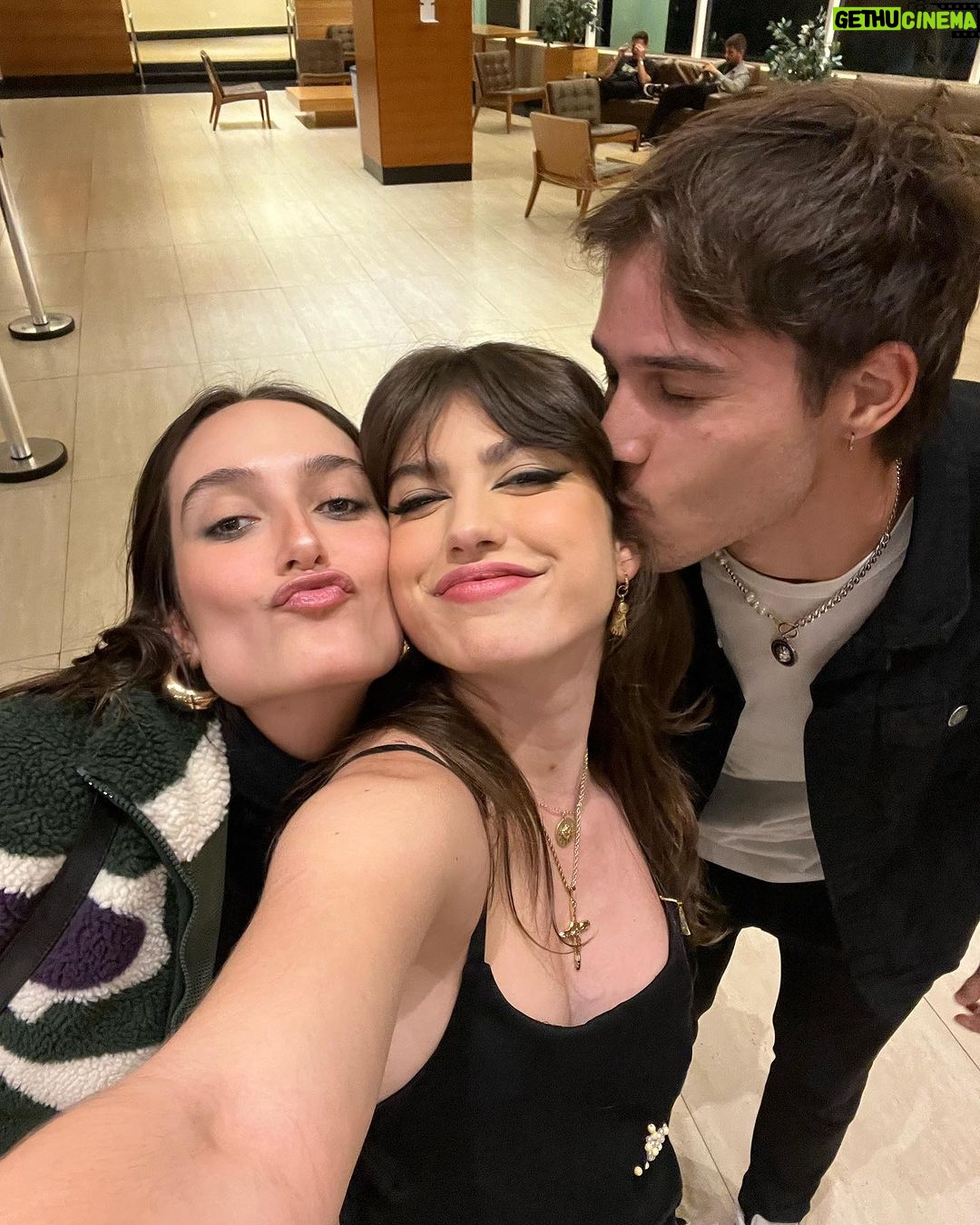 Giovanna Grigio Instagram - Hoje estreia “Vai Ter Troco”, um filme que gravamos em 2018 (sim, já faz cinco anos hahahah) imersos em amor e que finalmente chega ao público NOS CINEMAS! Essa foi a primeira vez que tive contato com a comédia, aprendi muito, e trouxe pra vida pessoas incríveis! Fica aqui o convite pra vocês! 🤍 Essas são as fotos da nossa pré, o reencontro familiar, tão cheio de amor! #VaiTerTroco