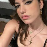 Giovanna Grigio Instagram - Hoje estreia “Vai Ter Troco”, um filme que gravamos em 2018 (sim, já faz cinco anos hahahah) imersos em amor e que finalmente chega ao público NOS CINEMAS! Essa foi a primeira vez que tive contato com a comédia, aprendi muito, e trouxe pra vida pessoas incríveis! Fica aqui o convite pra vocês! 🤍 Essas são as fotos da nossa pré, o reencontro familiar, tão cheio de amor! #VaiTerTroco