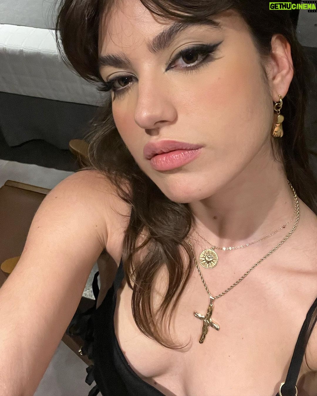 Giovanna Grigio Instagram - Hoje estreia “Vai Ter Troco”, um filme que gravamos em 2018 (sim, já faz cinco anos hahahah) imersos em amor e que finalmente chega ao público NOS CINEMAS! Essa foi a primeira vez que tive contato com a comédia, aprendi muito, e trouxe pra vida pessoas incríveis! Fica aqui o convite pra vocês! 🤍 Essas são as fotos da nossa pré, o reencontro familiar, tão cheio de amor! #VaiTerTroco