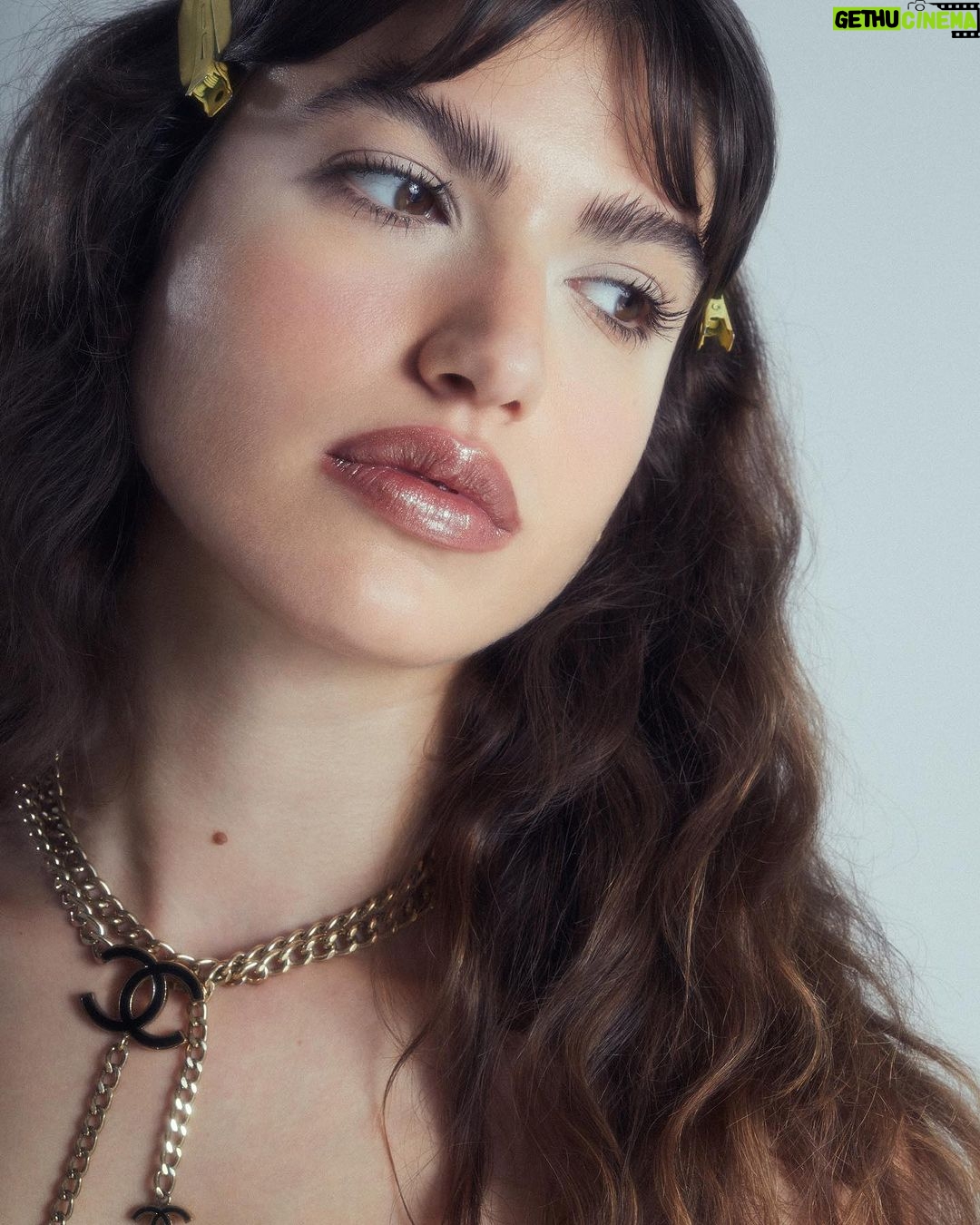 Giovanna Grigio Instagram - 🦢 . . . Foto: @robertoamartini assistência: @gvazguimaraes Beauty: @mauromarcos assistência: @euotavioh Styling: @marinaaaaaaaaaaaaaa_ assistência: @maryvii_ @danytavarescomunicacao @actorsearts