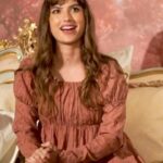 Giovanna Grigio Instagram - Mais um pouquinho dos bastidores pra vocês!!! 🥰 A Gigi Grigio falou um pouco sobre como foi dar vida a Sofia Alonzo, viver a história dela e sentir as emoções que a personagem tem. E vamos falar sério? A gente não poderia ter pedido uma Sofia mais perfeita do que ela. Obrigada por se entregar tanto, de corpo e alma, nesse filme Gi!!!! Perdida é nosso maior orgulho. 🤍✨ #PerdidaOFilme HOJE NOS CINEMAS. Consulte a classificação indicativa.