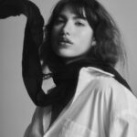 Giovanna Grigio Instagram - hoje para @marieclairebr 🤍 . . . Fotos: @robertoamartini com assistência @gvazguimaraes Styling: @marinaaaaaaaaaaaaaa_ assistência: @maryvii_ Beauty: @mauromarcos assistência: @euotavioh @danytavarescomunicacao @actorsearts