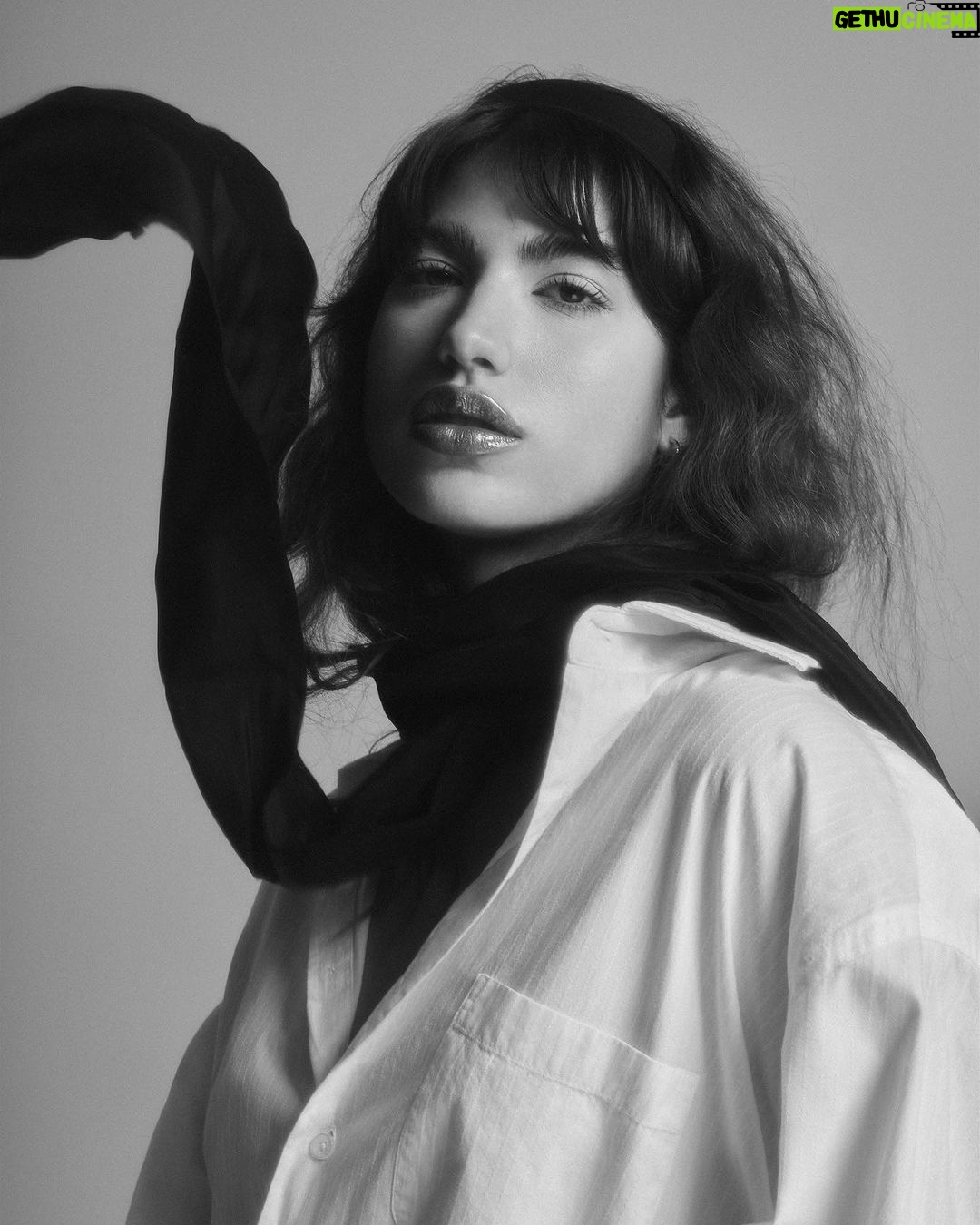 Giovanna Grigio Instagram - hoje para @marieclairebr đ€ . . . Fotos: @robertoamartini com assistĂȘncia @gvazguimaraes Styling: @marinaaaaaaaaaaaaaa_ assistĂȘncia: @maryvii_ Beauty: @mauromarcos assistĂȘncia: @euotavioh @danytavarescomunicacao @actorsearts