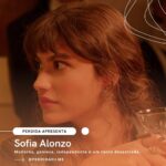 Giovanna Grigio Instagram - Preparem-se para uma entrada triunfal, porque chegou a hora de recebermos de braços abertos a incrível Sofia Alonzo! 📱✨ Pronta para arrasar no #PerdidaApresenta, a nossa senhorita traz consigo um jeitinho único que conquista a todos, mesmo estando longe de casa... #PerdidaOFilme 13 de Julho nos cinemas. Consulte a classificação indicativa.