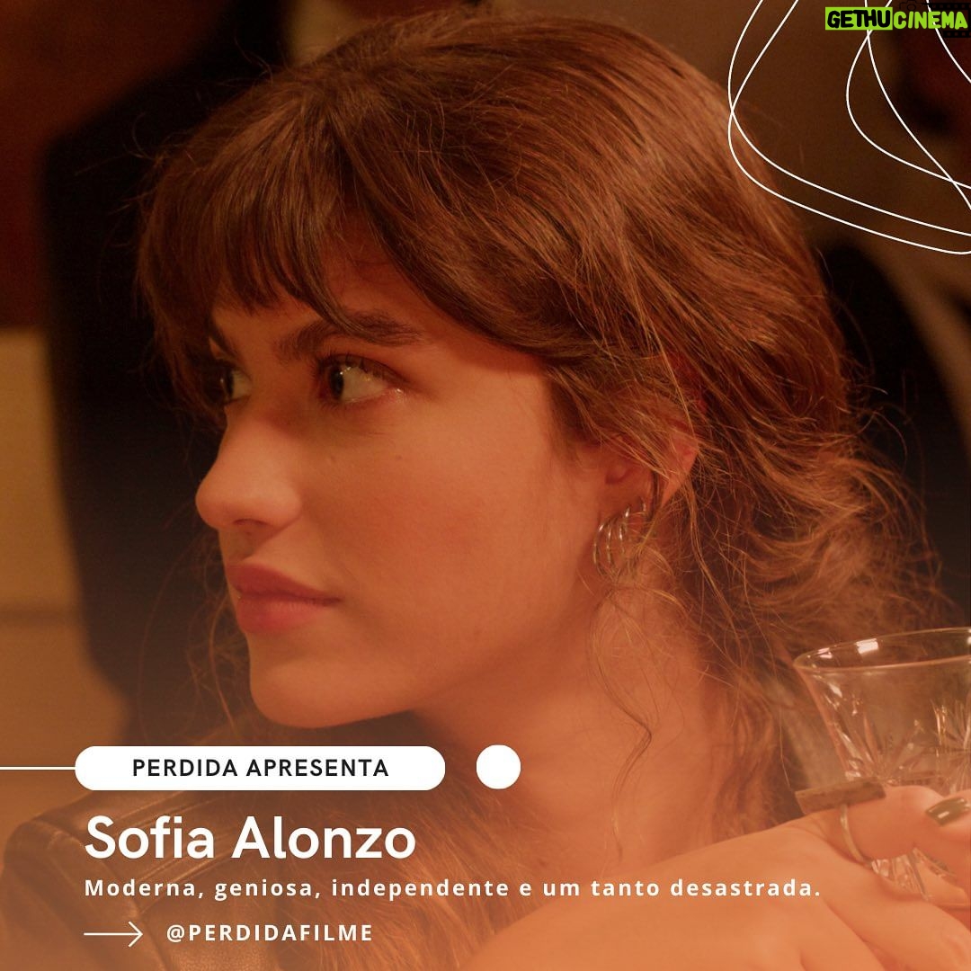 Giovanna Grigio Instagram - Preparem-se para uma entrada triunfal, porque chegou a hora de recebermos de braços abertos a incrível Sofia Alonzo! 📱✨ Pronta para arrasar no #PerdidaApresenta, a nossa senhorita traz consigo um jeitinho único que conquista a todos, mesmo estando longe de casa... #PerdidaOFilme 13 de Julho nos cinemas. Consulte a classificação indicativa.