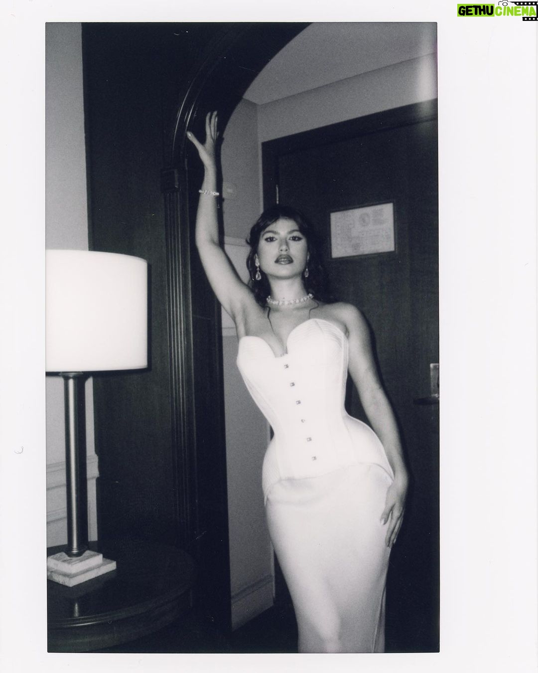 Giovanna Grigio Instagram - veo una muñeca cuando miro en el espejo 🦢 . . . Fotos: @gabiliisboa @aperigosadosclicks Styling: @joaoribeiroo Beauty: @mauromarcos
