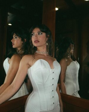 Giovanna Grigio Instagram - Perdida 🤍 

a emoção é grande demais. me sinto incrível. tá acontecendo! 13 de Julho, Perdida chega aos cinemas! @perdidafilme 

Fotos: @gabiliisboa @aperigosadosclicks 
Styling: @joaoribeiroo 
Beauty: @mauromarcos