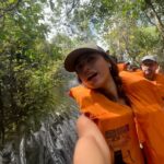 Giovanna Grigio Instagram - A Amazônia é o centro do mundo 🤍 Obrigada @carasbrasil pela melhor viagem da minha vida. Estar esses dias hospedada nas margens do rio Amazonas mexeu tudo aqui dentro: a maneira como eu vejo a vida, as minhas relações, meus sonhos, minha ideia de futuro e felicidade… Fiz amigos, vivi uma rotina nova, entrei em contato com a natureza, com a cultura local, fiquei sem acesso à internet e, não só não senti falta, como todo mundo sobreviveu sem mim! Foi ótimo! Se tiverem a oportunidade, visitem a Amazônia, essa beleza é nossa, esse tesouro natural é nosso e merece nosso valor! Fui muito feliz lá, e espero nunca esquecer a sensação é levá-la sempre comigo! #CarasAmazônia