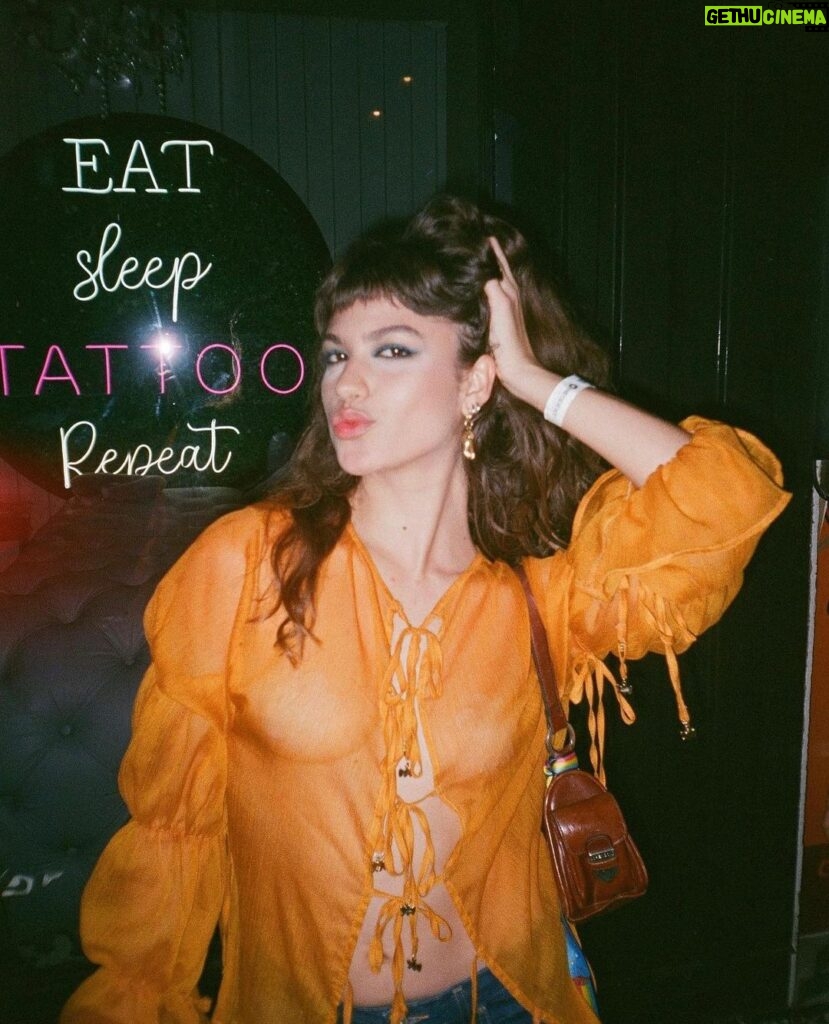 Giovanna Grigio Instagram - tô querendo a parte da tattoo hein ALGUÉM ME SEGURA