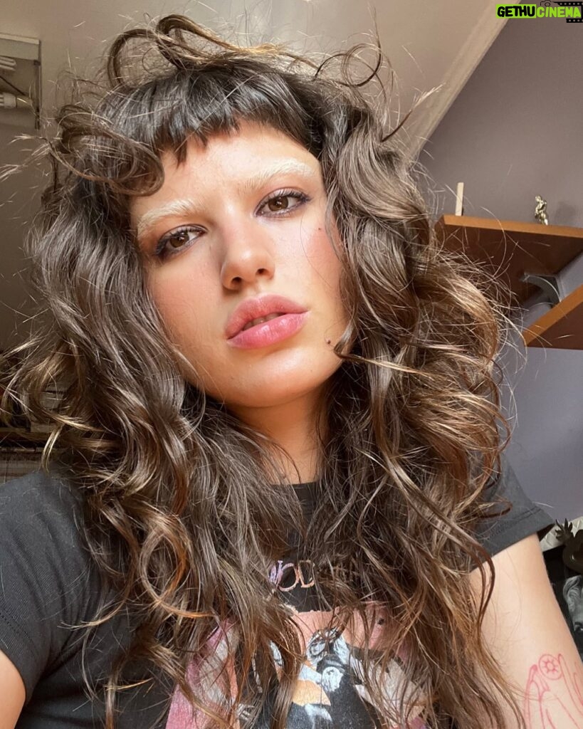 Giovanna Grigio Instagram - bateu saudade da sobrancelha descolorida, mas tudo bem porque eu sei que no próximo surto ela volta 🌚