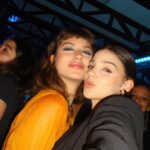 Giovanna Grigio Instagram - O @festivaldecuritiba nos convidou para prestigiar o maior festival de teatro do Brasil, e nossa experiência não poderia ter sido mais bonita. Uma linda noite de abertura com um Hamlet, da companhia peruana Teatro de La Plaza, formada por atores e atrizes com Síndrome de Down, no palco do Teatro Guaira. Histórico. E ainda deu tempo de passear um pouco e conhecer essa cidade que já nos conquistou. Ver arte e cultura fervilhando em uma cidade, ver o teatro vivo, enche o coração de esperança e dá vontade de viver. O Brasil precisa de cultura. Nossa ministra Margareth acaba de inaugurar o letreiro do ministério da cultura. “A cultura é do povo”. Simbólico. Que alegria prestigiar tudo isso. Obrigada @pedrohneves pelo convite, carinho e cuidado durante o festival. Foi breve, mas foi intenso. Festival de Curitiba, já te amamos! Viva o teatro!! Curitiba, Brazil
