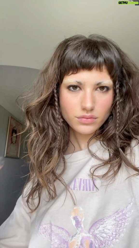 Giovanna Grigio Instagram - 🪷ando meio em metamorfose, antes era lagarta, me encontrando mariposa🪷
