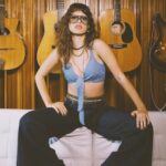 Giovanna Grigio Instagram - Fiquei tão inspirada depois de assistir os primeiros episódios de Daisy Jones & The Six, que eu não aguentei fui direto pro guarda roupa criar os meus próprios looks dos anos 70! E aí? Curtiram meu visual “Aurora Tour”? Aproveitem os 30 dias grátis de Prime Video e não percam nenhum capítulo dessa história @primevideo @primevideobr #PrimeVideo #DaisyJonesAndTheSix #DaisyJones #Publi